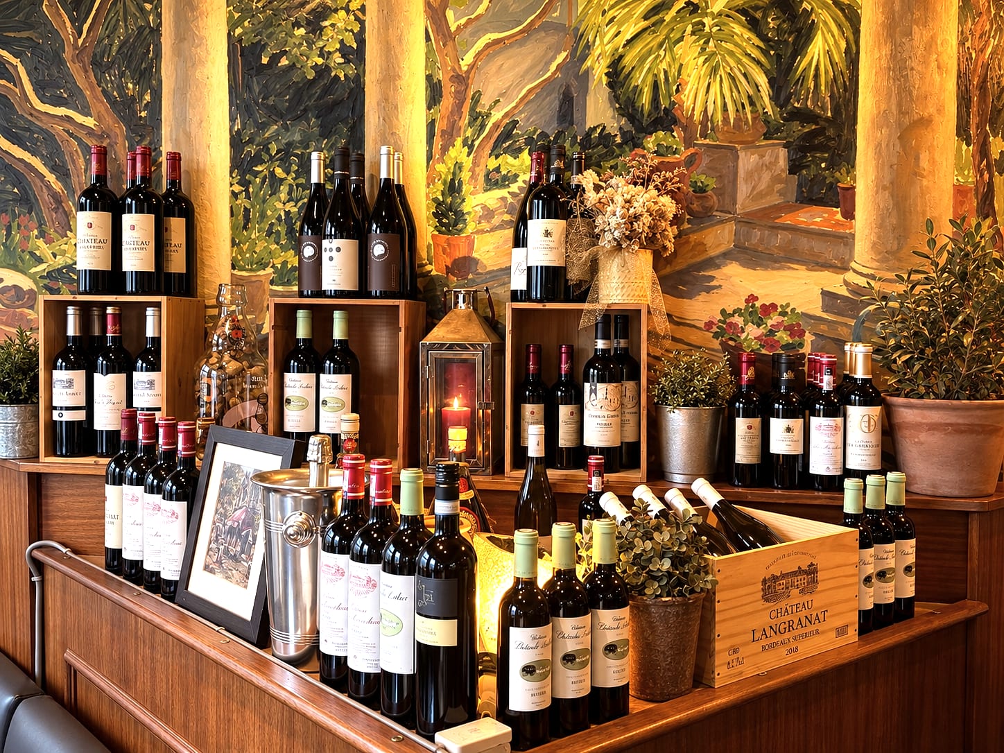 Bouteilles de vin alignées sur le comptoir devant la fresque