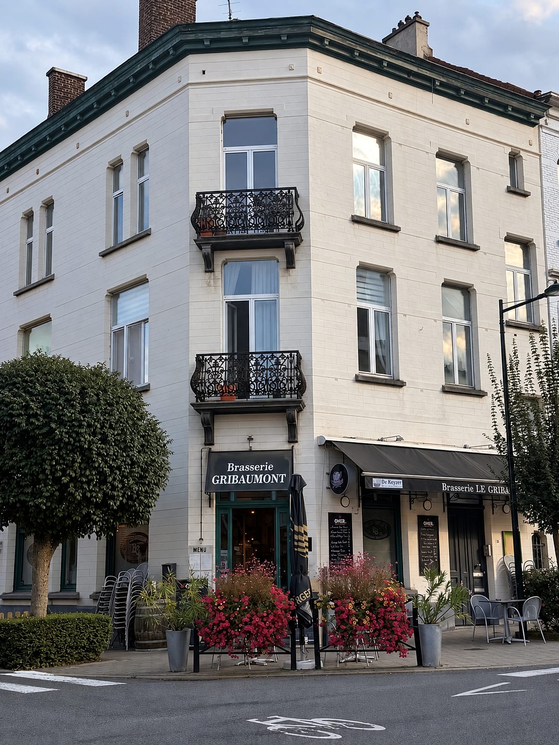 La façade de la brasserie Gribaumont, à l'angle de la rue, avec sa terrasse fleurie