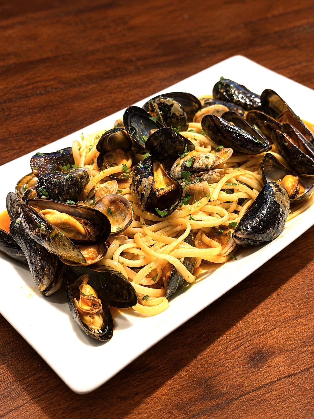 Moules et linguine servies dans un plat