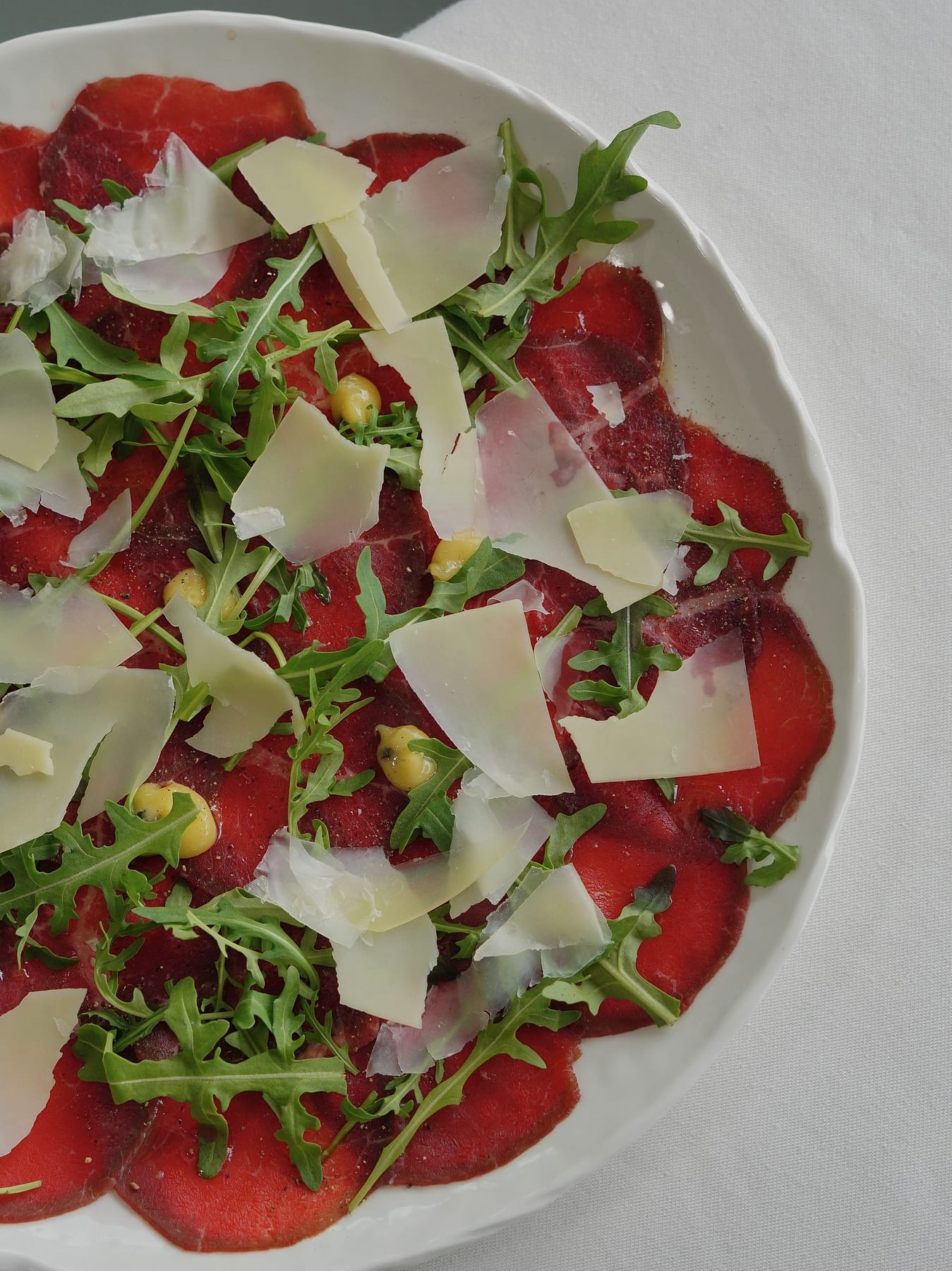 Carpaccio de bœuf à la roquette et aux copeaux de parmesan