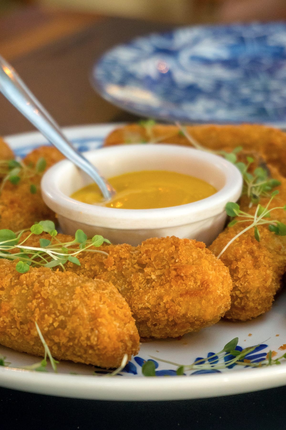 Croquettes dorées et leur sauce